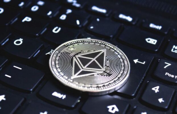¿Puede mi LLC de EEUU invertir en criptomonedas? Guía de impuestos, seguridad y cumplimiento
