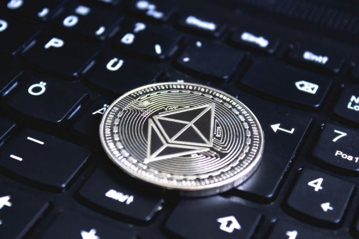 ¿Puede mi LLC de EEUU invertir en criptomonedas? Guía de impuestos, seguridad y cumplimiento